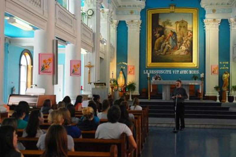 Les élèves en enseignement religieux de troisième année du Collège Saint-Maurice ont eu droit à une tournée enrichissante du patrimoine catholique du centre-ville de Saint-Hyacinthe. Fin mai, elles ont visité l’Hôtel-Dieu (Sœurs de la Charité), rencontré les sœurs de Saint-Joseph (Centre Élizabeth-Bergeron) et les Adoratrices du Précieux-Sang dans leur monastère. Elles ont complété le tout par une visite éclair à l'église Notre-Dame-du-Rosaire et à la Cathédrale. Cette excursion a permis de fair