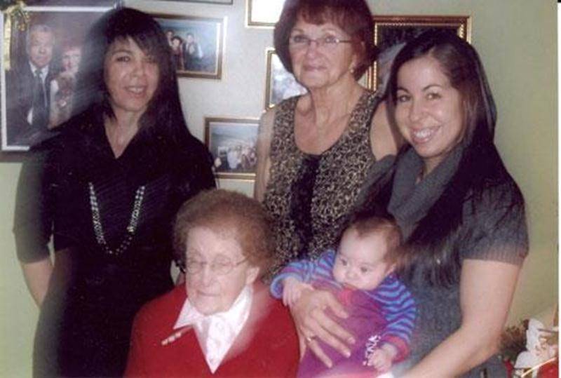 Cette photo regroupe cinq générations. À l'avant, l'arrière-arrière-grand-mère Rachel Benoit Meunier; à l'arrière, de gauche à droite, France Beaudry, grand-mère; Lyse Meunier Beaudry, arrière-grand-mère; Stéphanie Zullo et la petite Alexie Buswell.