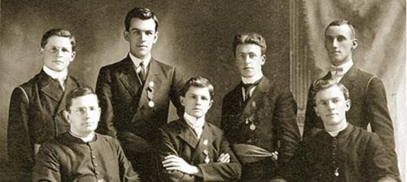 Membres du Cercle (ou Académie) Girouard en 1909-1910 au Séminaire de Saint-Hyacinthe. De gauche à droite : Philippe Auger, Gaston Ringuet, Eugène Poirier, Louis-Joseph Chagnon et Rosario Brodeur, accompagnés des abbés Fabien-Zoël Decelles et Émile Chartier.