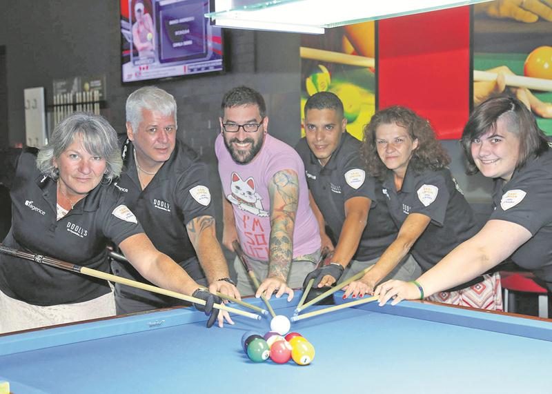 Les Huskies sont l’une des trois équipes du Dooly’s de Saint-Hyacinthe à participer au championnat du monde de billard de l’association américaine amateur à Las Vegas. Dans l’ordre, on retrouve Joanne Bourgoin, Stéphane Bates, Benoit Vallières, Rachid Majdi, Lyne Yelle et Marie-Ève Gordon. Absent : Roberto Mas. Photo Robert Gosselin | Le Courrier ©