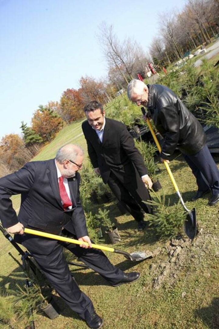 Sur la photo, dans l'ordre habituel, le ministre de l'Environnement, Pierre Arcand; le président de ZEROCO2, Sébastien Léonard et le maire Claude Bernier.