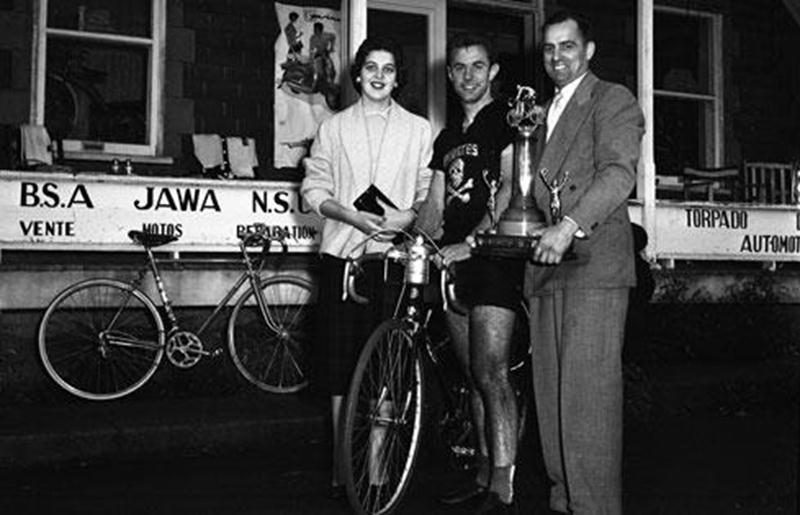Paul Picard, à droite, grande vedette de la cuvée 1954 du Panthéon des sports. Archives Centre d’histoire de Saint-Hyacinthe.