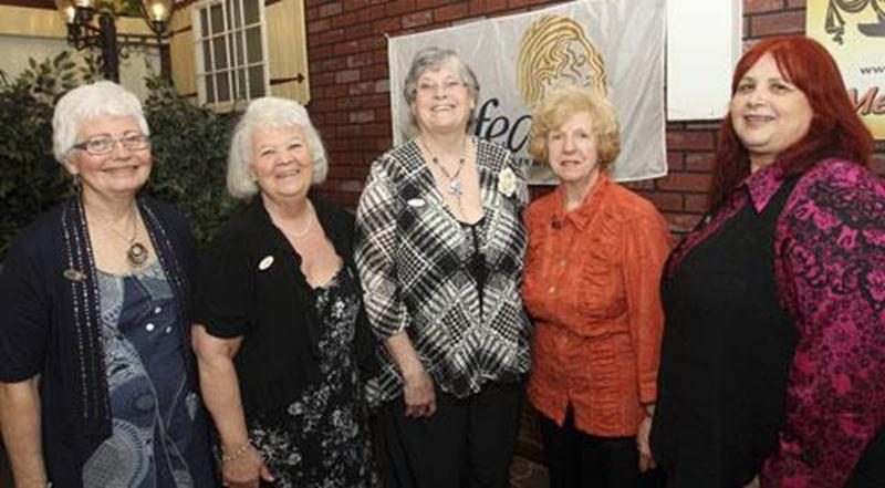 Dans l’ordre habituel, l’exécutif de l’Afeas régionale Richelieu-Yamaska : Louise Houle, de Sorel-Tracy, conseillère; Antonia Létourneau, de Saint-Denis, conseillère; Pierrette Alix, de Saint-Sébastien, présidente; Pierrette Godbout, de Saint-Hyacinthe, vice-présidente; et Rosetta Bruno, de Saint-Hyacinthe, conseillère.