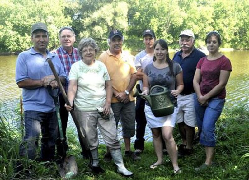 Quelques membres du Comité de la Rivière Noire, avec l'aide de bénévoles, ont participé à une activité d'aménagement des rives à Upton. On voit ici Guy Lapointe, Mario Dupont, Guylaine Morin, Raymond Tardif, Roger Garneau, Janie Rondeau, Georges Millaire et Anolise Brault.