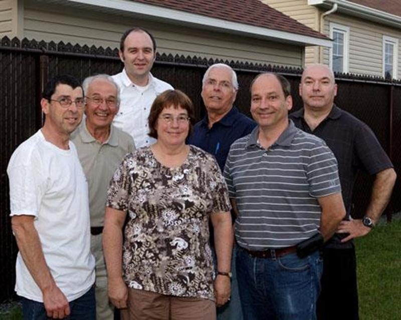 À la suite de son assemblée générale annuelle, le Club de photographes amateurs de Saint-Hyacinthe est heureux de présenter son nouveau comité d'administration : Gérard Gendron, directeur; Pierre Sirois, trésorier; François Dumaine, directeur; Francine Laniel, secrétaire; René Pelletier, directeur; Daniel Laurin, vice-président et Pierre Robinson, président. La population est invitée à venir rencontrer des représentants du Club lors du Carrefour du loisir, aux Galeries St-Hyacinthe, le 26 août d
