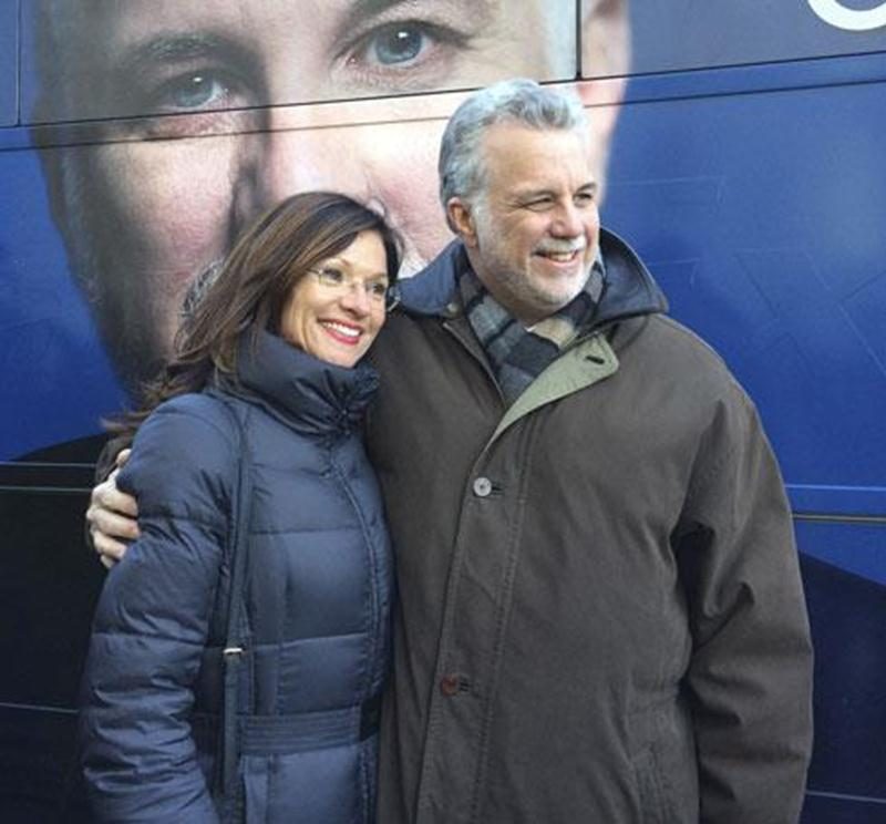 Louise Arpin en compagnie du chef libéral Philippe Couillard lors d'un déplacement à Québec.