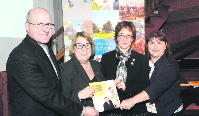 Gabriel Michaud, directeur général de la MRC des Maskoutains, Francine Morin, préfet de la MRC, Raymonde Plamondon, présidente de la ­Commission permanente de la famille et Denyse Bégin, chargée de projet MADA et agente de communication à la MRC, au moment du lancement de la Politique et du plan d’action visant le mieux-être des aînés. Photo François Larivière | Le Courrier ©