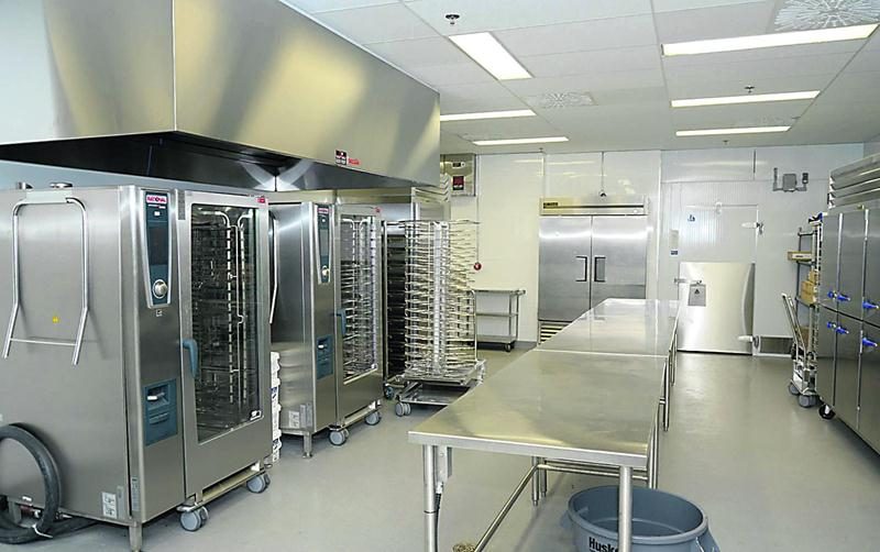 Une cuisine tout équipée permettra de préparer repas et banquets à la demande de la clientèle. Elle sera opérée par un traiteur indépendant qui sera désigné prochainement. Photo François Larivière | Le Courrier ©