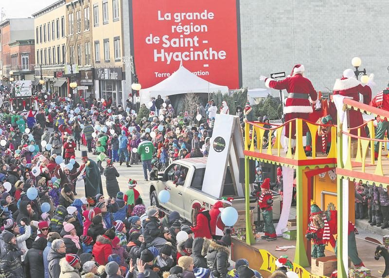 10 000 personnes bravent le froid pour le défilé de Noël