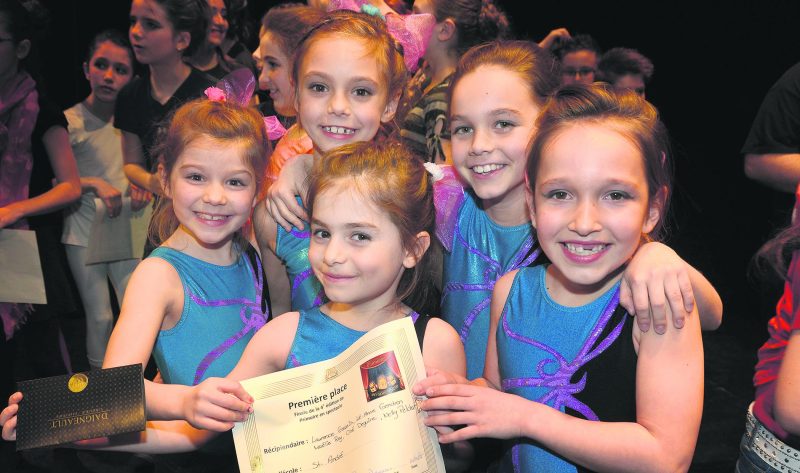 Des sourires qui disent tout, ceux des représentantes de l’école Saint-André à Acton Vale, grandes gagnantes de Primaire en spectacle. Photo François Larivière | Le Courrier ©