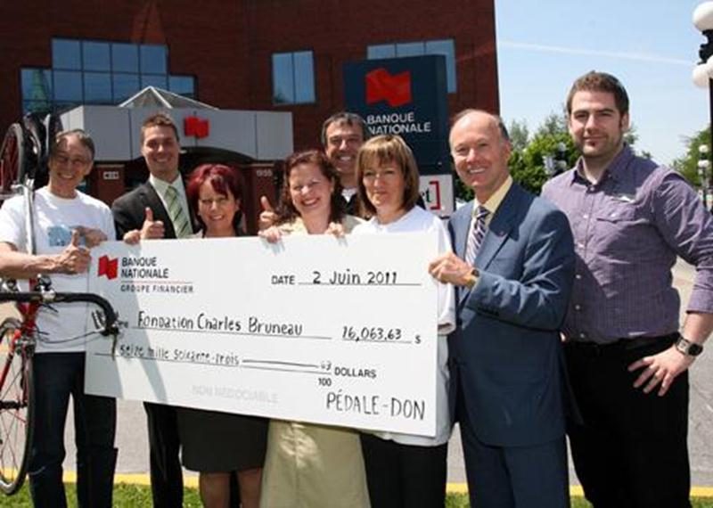 Le Groupe Financier Banque Nationale a recueilli un montant de 16 063, 63 $ lors du Pédale-don tenu le 2 juin au profit du Tour cycliste de la Fondation Charles-Bruneau. Les succursales de Saint-Hyacinthe, Acton Vale, Saint-Pie et le secteur agricole ont largement contribué à ce succès. De plus, la Financière Banque Nationale a activement participé en sollicitant ses clients, qui ont bien répondu à cette bonne cause. On reconnaît sur la photo Alain Robert, cycliste depuis déjà six ans; Sylvie Vi