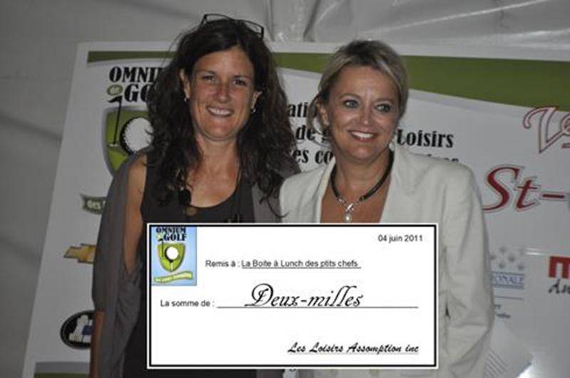 Nathalie Laberge, présidente d’honneur de l’événement (à gauche), remet le chèque à Nancy Greenland, présidente de l’organisme « La Boîte à lunch des petits chefs ».