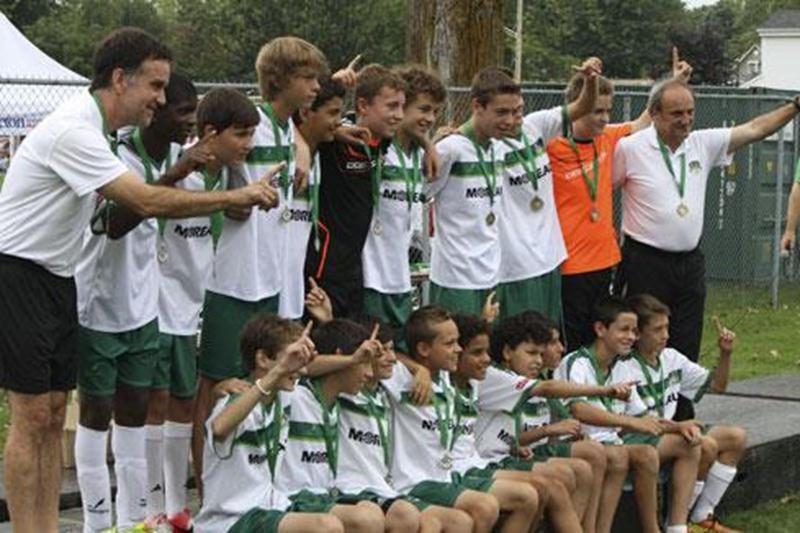 Le FC Saint-Hyacinthe U 13 AA masculin a remporté lundi la 44 e édition du Tournoi national de soccer de Deux-Montagnes, en battant de justesse les Braves de Sainte-Thérèse en finale. Ces derniers ont été les premiers à s'inscrire au pointage, mais Guillaume Rousseau-Viens a créé l'égalité en milieu de partie. Thomas Adam a finalement inscrit le but vainqueur avec deux minutes à faire à la partie sur un coup de pied de coin de Philippe Lessard. Avant d'accéder à la finale, le FC Saint-Hyacinthe