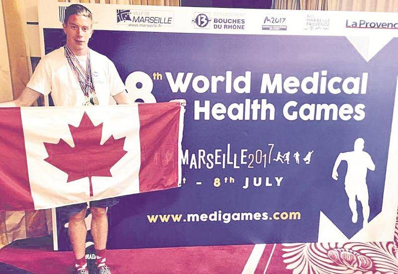 Julien Pinsonneault bien décoré au terme des Jeux mondiaux de la Médecine et de la santé où il représentait le Canada. Photo Courtoisie