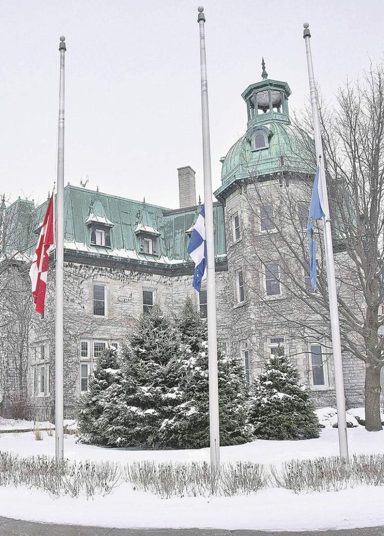 À ls suite de l’attentat de Québec, la Ville de Saint-Hyacinthe a mis ses drapeaux en berne, lundi,  pour afficher ses sympathies, alors que le maire Claude Corbeil a exprimé ses condoléances aux victimes et a réaffirmé que Saint-Hyacinthe demeure une terre d’accueil.