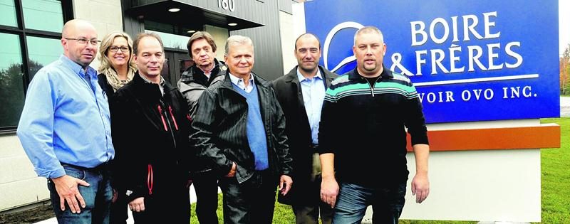 L’inauguration du couvoir OVO à Acton Vale a réuni Jean-François Plante, directeur du couvoir de Wickham, le maire Éric Charbonneau, Nathalie Ouellet, directrice générale d’Acton Vale, Clément Boire, copropriétaire, Claude Boire, PDG, Éric Stejskal, DG de l’entreprise, et Patrick Poulin, directeur du couvoir d’Acton Vale.