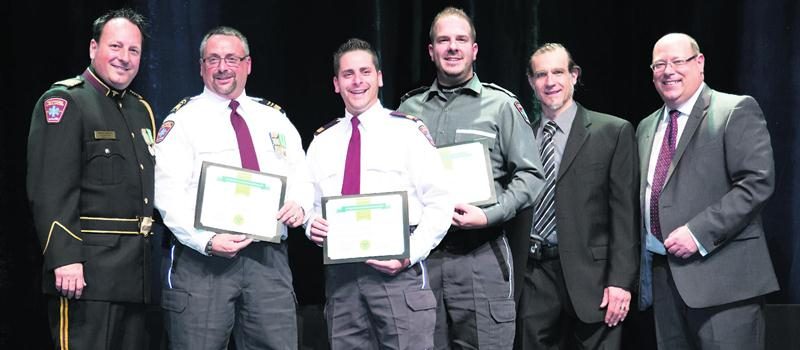 Sur la photo, de gauche à droite : Stéphan Scalabrini, directeur des opérations – Services préhospitaliers d’urgence chez Dessercom; Réjean St-Pierre, superviseur régional chez Dessercom; Patric Samson, superviseur chez Ambulances Saint-Hyacinthe; Éric Morin, chef d’équipe par intérim chez Ambulances Saint-Hyacinthe; Dr Patrick Blouin, directeur régional médical à l’Agence de la santé et des services sociaux de Chaudières-Appalaches; et Maxime Laviolette, directeur général de Dessercom.