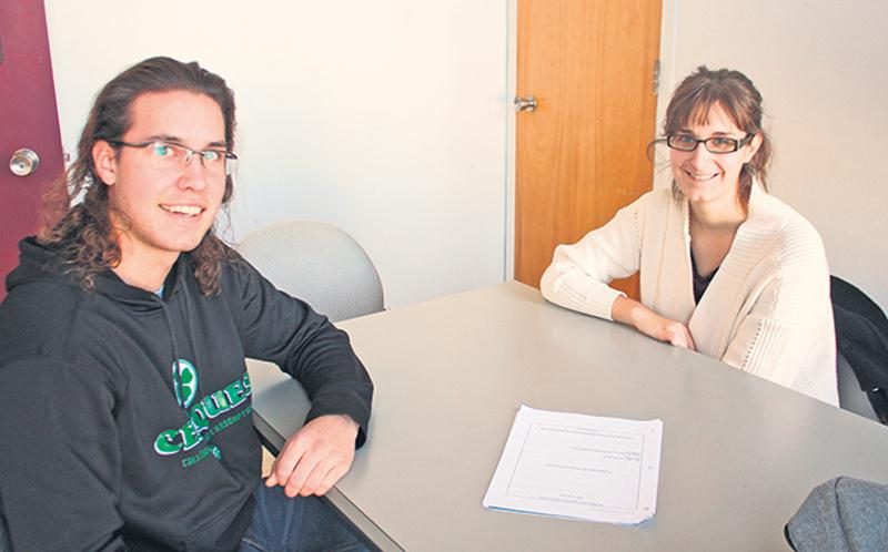 Alexandre Nault, étudiant de troisième année du programme de technologie des productions animales à l’ITA, en est à sa deuxième rencontre avec Camille Guillot, tutrice en sciences et étudiante à la Faculté de médecine vétérinaire.