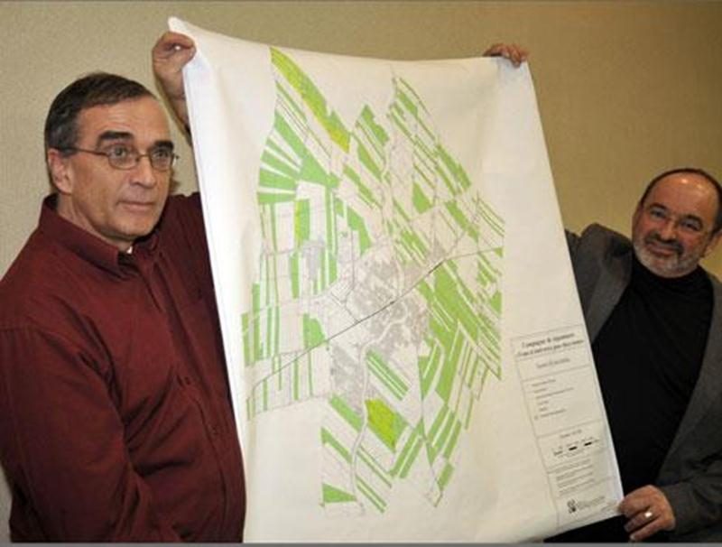 Jacques Tétreault, président du Comité citoyen pour la protection de l'environnement maskoutain, dévoile en compagnie de l'homme d'affaires Jean-Pierre Rodier, une carte illustrant les terres agricoles où les compagnies gazières n'auront pas accès.