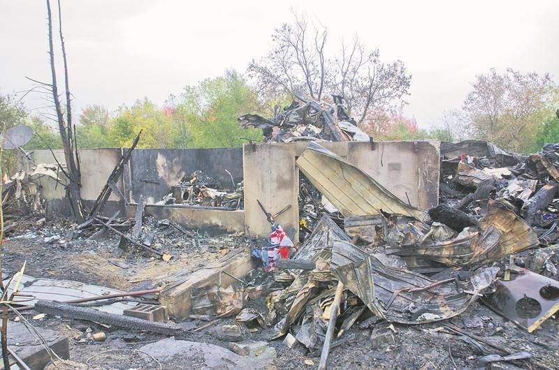 Autant la résidence inhabitée (sur la photo) que le bâtiment agricole désaffecté ont été réduits en cendres. Photo courtoisie
