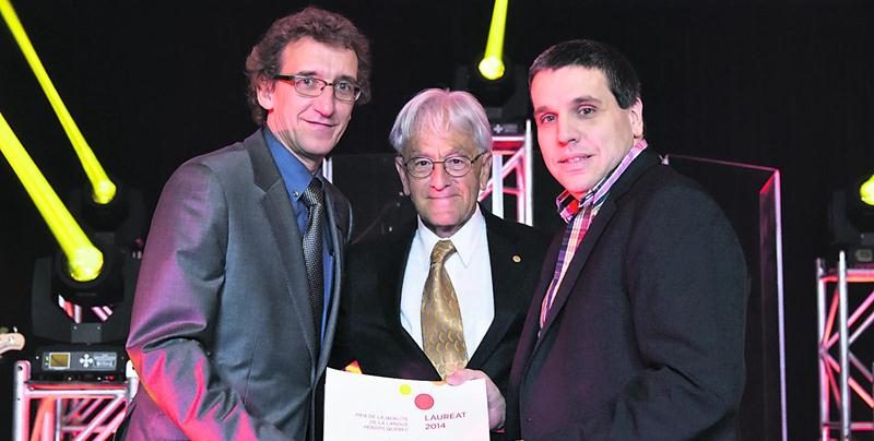 Le Courrier a remporté une dizaine de prix dont le Grand Prix récompensant la qualité du français. On reconnaît le directeur de la publicité Guillaume Bédard et le rédacteur en chef Martin Bourassa, en compagnie de René Roseberry, président du jury.
