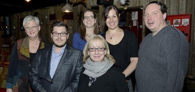 Les organisateurs de l'activité <em>Jazz ta vie pour un ami</em> promettent une soirée toute en musique le 17 janvier. Dans l'ordre habituel, en haut : Sylvie Tétreault, coordonnatrice du Trait d'Union Montérégien; Marie-Claude Morin, porte-parole de l'organisme; Steve Tétreault, président de l'organisme. En bas : Jocelyne Beaudoin, groupe <em>Vintage</em>; Dave Ruel et Linda Picard, membres du comité de financement.