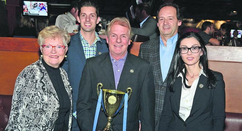 La 43e édition du Tournoi de hockey pee-wee de Saint-Hyacinthe se tiendra du 2 au 10 janvier. On reconnaît dans l’ordre habituel, la conseillère Johanne Delage, Jean-Philipp Pinsonneault, Lucien Beauregard, Yvon Pinsonneault et la députée Chantal Soucy.Photo François Larivière | Le Courrier ©