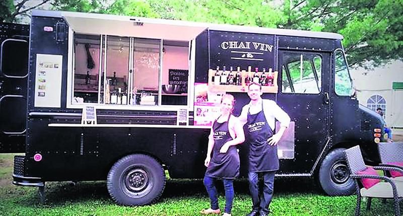 Karène et Clément Rocques sont des précurseurs dans la nouvelle vague de « Wine Truck ». Ils seront présents au Rendez-vous des papilles les 20 et 21 septembre pour faire découvrir les produits de trois vignobles de la région.  Photo Bulles et Botillons