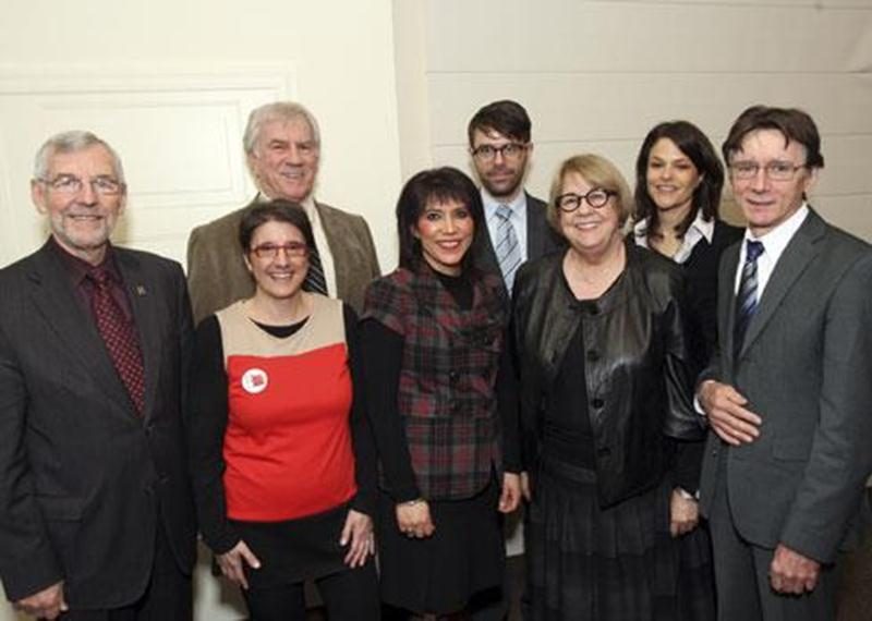 Sur la photo, à l'avant, de gauche à droite : Claude Bernier, maire de Saint-Hyacinthe, Michèle Vatz-Laaroussi, conférencière, Ana Luisa Itturiage, directrice de Forum-2020, Francine Morin, préfet de la MRC Les Maskoutains et Guy Gagnon, du ministère de l'Immigration et des Communautés culturelles. À l'arrière, dans le même ordre, André Jacob, conférencier, Éric Charest, conférencier et Pascale Leblanc, confériencière et animatrice du colloque.