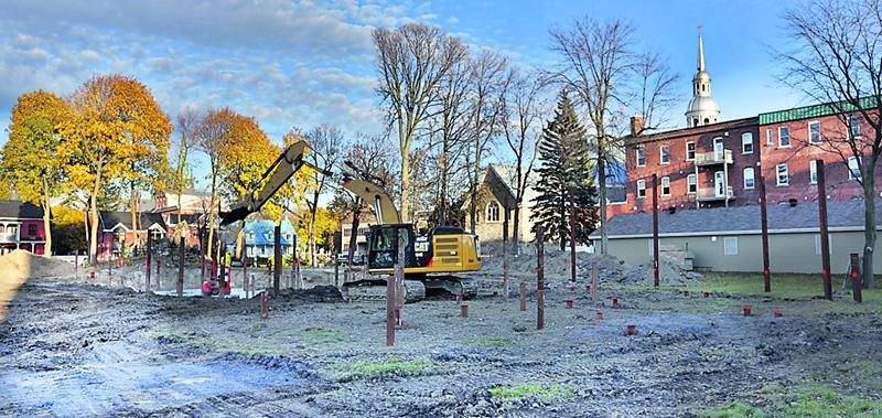 Les travaux de construction d’un immeuble résidentiel sont en cours à l’arrière de l’ancien couvent des Pères Dominicains.  Photo Robert Gosselin | Le Courrier ©