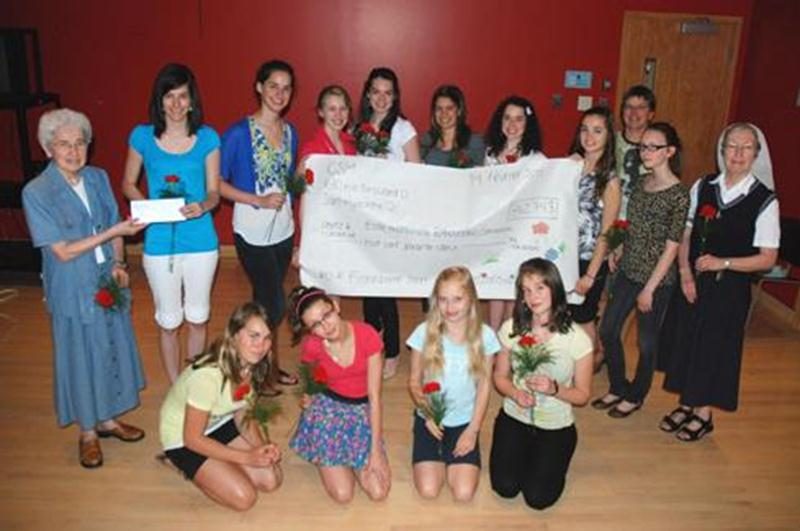 Les élèves de l'équipe de solidarité internationale du Collège Saint-Maurice, Solidarimonde, sont heureuses de remettre un montant de 863 $ aux sœurs de la Présentation de Marie pour soutenir des écoles primaires au Cameroun. Fruit de la vente de fleurs entre élèves et personnel du Collège et de trois autres écoles secondaires de Saint-Hyacinthe, ce montant permet quelque peu de rendre le monde meilleur en traversant les frontières locales... et internationales!