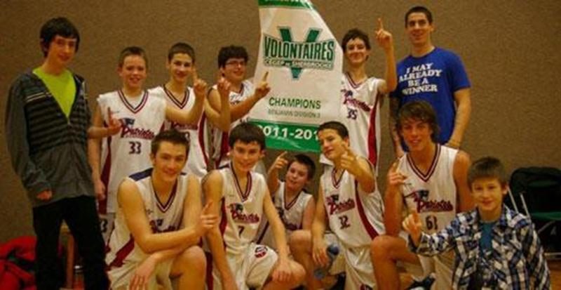 L'équipe masculine de basketball de l'école secondaire Saint-Joseph (classe benjamin) a remporté un tournoi organisé par le Cégep de Sherbrooke, le dimanche 15 janvier. L'équipe dirigée par Maxime L'Italien a remporté ses quatre matchs, dont la finale au compte de 40-32 contre Sherbrooke Le Triolet. Il s'agit d'un troisième triomphe en peu de temps pour les équipes de basketball de l'ESSJ, l'équipe féminine ayant enlevé les honneurs de deux tournois jusqu'à présent.