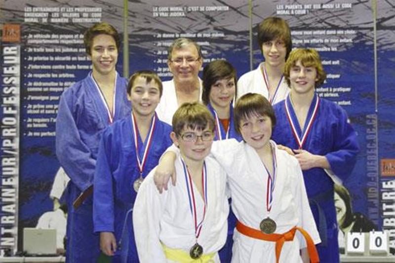 Les athlètes du Club de judo de Saint-Hyacinthe ont foulé le tatami lors de la coupe Gadbois, les 21 et 22 janvier, à Montréal. Cette fin de semaine sert de préparation à la Coupe du Québec, qui elle, est une sélection pour les championnats canadiens. Sur la photo, quelques-uns des médaillés maskoutains, accompagnés de leur entraîneur, Louis Graveline. Première rangée : Maxime Roger (argent en U13) et Émile Guertin Picard (or en U11). Deuxième rangée : Marc-Antoine Morin (or en U17), Sandrine Fo
