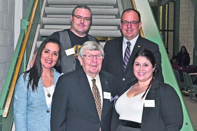 Derrière, l’animateur Luc Drapeau à gauche et le directeur général du Cégep de Saint-Hyacinthe Roger Sylvestre à droite. Devant, dans le même ordre, l’animatrice Michèle Guimond, le président d’honneur Ray-Marc Dumoulin et la présidente de la fondation, Mélanie Trudeau-Lauzon. Photo Pierre-Paul Guertin