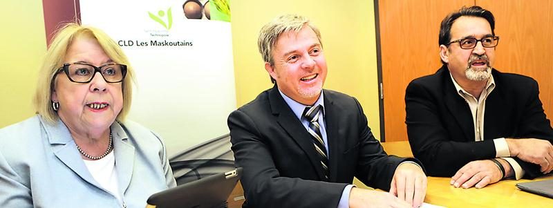 Au centre de la photo, Charles Fillion, directeur général du CLD Les Maskoutains, accompagné de Francine Morin, présidente du conseil d’administration du CLD et de René Vincelette, administrateur de l’organisme. Photo Robert Gosselin | Le Courrier ©