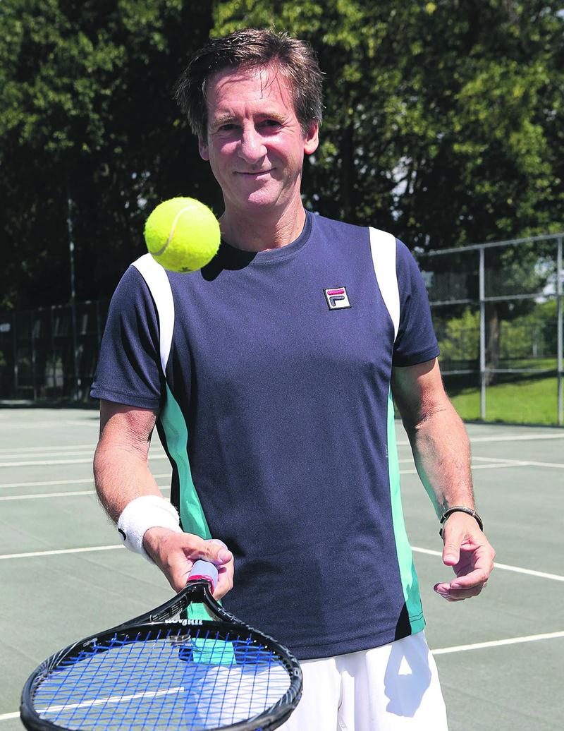 Denis Dumas a obtenu son meilleur classement à vie au sein de l’ITF en juin, intégrant pour la première fois le top 10 mondial chez les 50 ans et plus. Photo Robert Gosselin | Le Courrier ©