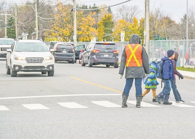 La rue Jolliet, près de l’intersection de l’avenue Coulonge, était particulièrement achalandée lors du passage du COURRIER le matin du 9 novembre. Photo François Larivière | Le Courrier ©