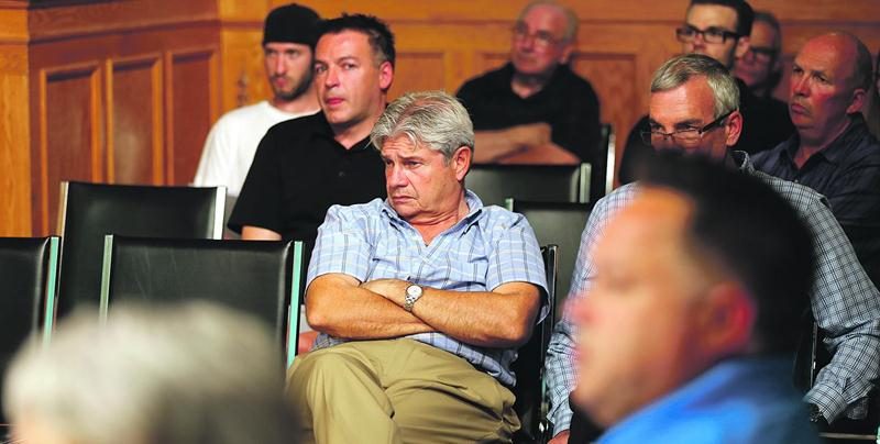 Le président de Bellus Développpement, Gilles Lépine (au centre), assistait à la séance du conseil de lundi. Derrière lui, les propriétaires du site E.T. Corset - Goodyear, Stéphane Arès (à gauche) et Fernand Mathieu (à l’extrême droite). Photo Robert Gosselin | Le Courrier ©
