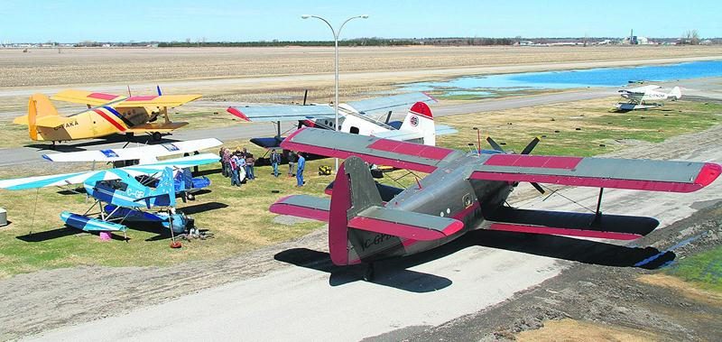 Les trois seuls Antonov An-2 encore fonctionnels au Canada étaient tous à l’aéroport de Saint-Hyacinthe le 21 avril. En blanc et rouge, celui de l’expédition au Groenland. En gris et rouge, celui de Lee Barker, venu depuis Toronto pour les ravitailler. En jaune, celui de Neil Bilodeau, qui s’est déplacé depuis l’aéroport de Saint-Mathieu-de-Beloeil pour réunir les trois avions-frères. Photo Guy Brodeur