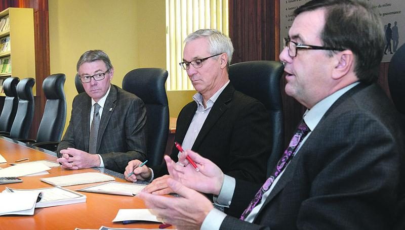 Le maire de Saint-Hyacinthe, Claude Corbeil; le directeur du Service des finances, Michel Tardif, et le directeur général de la Ville, Louis Bilodeau. Photo François Larivière | Le Courrier ©