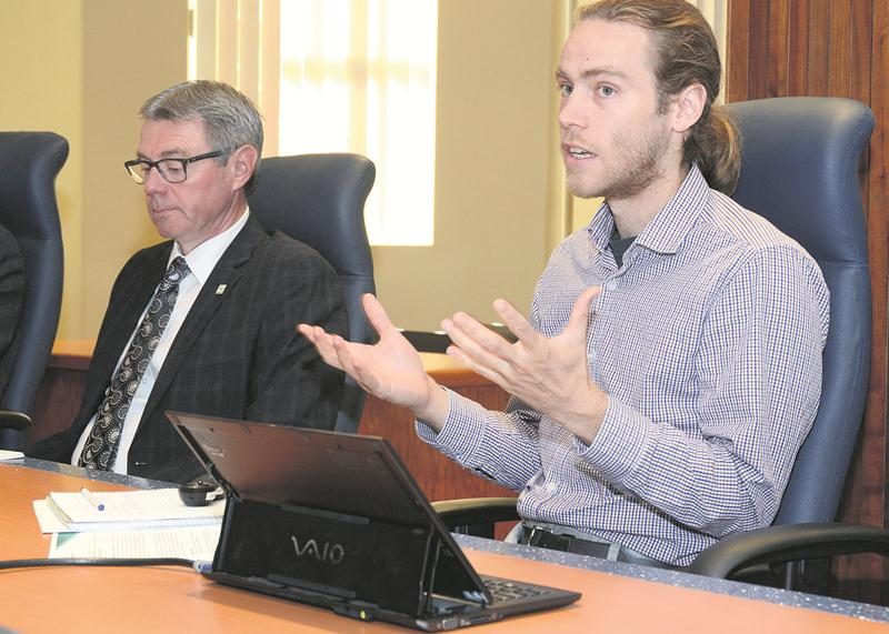 Le maire de Saint-Hyacinthe, Claude Corbeil, et le président de l’OBV Yamaska, Alex Martin.  Photo François Larivière | Le Courrier ©
