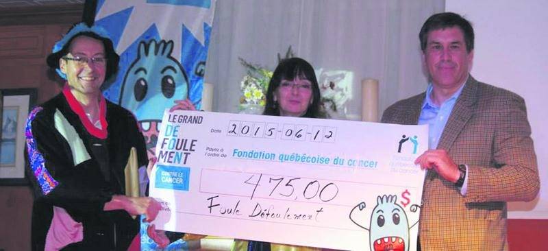 Les profits, au montant de 475 $ sont entièrement versés à la Fondation québécoise du cancer, représentée pour l’occasion par Richard Tétreault. Photo Dominique St-Pierre