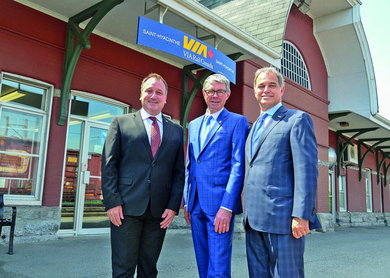 Le maire Claude Corbeil s’est rendu à la gare de Saint-Hyacinthe en compagnie du député de Shefford à la Chambre des Communes, Pierre Breton (à gauche) et du président et chef de la direction de Via Rail Canada, Yves Desjardins-Siciliano. Photo Robert Gosselin | Le Courrier ©