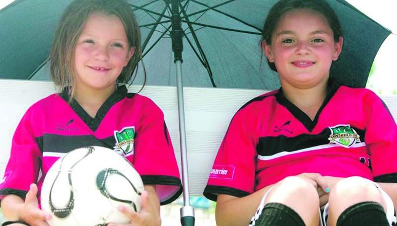 Avec le beau temps et la chaleur que l’on a connus ce week-end, l’ombre était grandement appréciée à la fin d’un match! Photo Robert Gosselin | Le Courrier ©