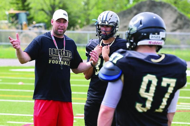 Le nouvel entraîneur-chef des Lauréats, Yan Genest, a pu voir à l’oeuvre les joueurs qui composeront l’équipe de football du Cégep cet automne lors d’un camp préparatoire. Photo Robert Gosselin | Le Courrier ©