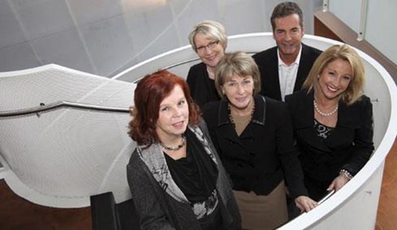 France Roy, future présidente de la Fondation Aline-Letendre, Nicole Laplante et Anik Armand, coprésidentes d'honneur du Music-hall, Christine Poirier, directrice générale de la Fondation et Michel Gagné, président actuel de la Fondation.