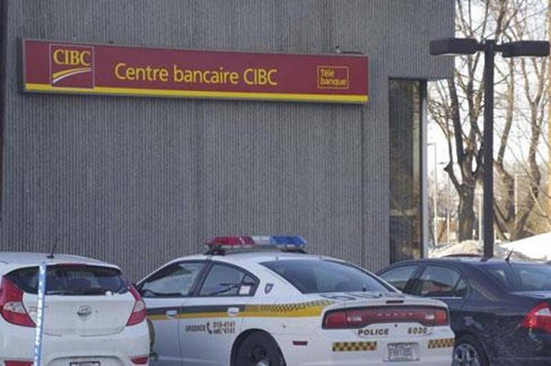 La succursale de la Banque CIBC située à l'angle du boulevard Laframboise et de la rue Cartier à Saint-Hyacinthe a été le théâtre d'un vol qualifié mardi après-midi. Un suspect s'est introduit vers 14 h et aurait fait main basse sur une certaine somme d'argent. Il aurait par la suite pris la fuite à pied. La Sûreté du Québec s'est rapidement rendue sur les lieux, mais n'a pas été en mesure de retracer le suspect. Aucune personne n'a été blessée selon ce que rapporte la SQ. La valeur du vol n'a p