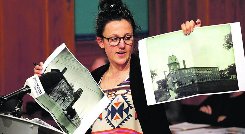 Photos à l’appui, Marie-France Daigneault Bouchard a multiplié les arguments en faveur de la restauration de la E.T. Corset. Photo Robert Gosselin | Le Courrier ©