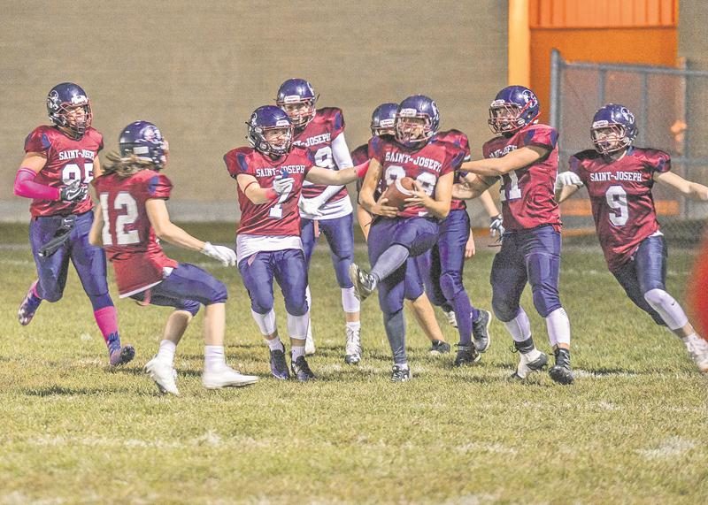 Les joueurs des Patriotes célèbrent après un touché dans le match quart de finale qu’ils ont remporté 15 à 6. Photo François Larivière | Le Courrier ©