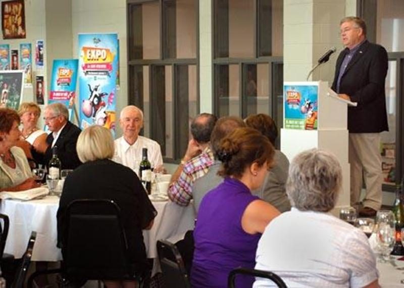 Le ministre de l'Agriculture du Québec, Pierre Corbeil était l'invité de marque du traditionnel souper d'ouverture de l'Exposition agricole de Saint-Hyacinthe vendredi dernier. « Natif de Sainte-Rosalie, ce festival m'est coutumier », a mentionné le ministre Corbeil. La seule annonce faite par le ministre de l'Agriculture a été de promettre sa présence l'an prochain. Rappelons que la Société d'agriculture de Saint-Hyacinthe espère un coup de pouce gouvernemental en vue de bâtir un nouveau pavill